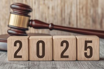 Foto: Richterhammer und Aufschrift 2025